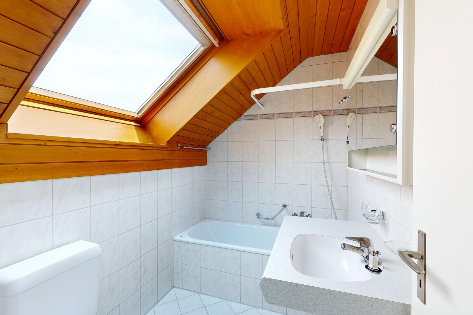 salle de bains avec tile wall, mur en carrelage, wood ceiling, plafond en bois, et tile tub