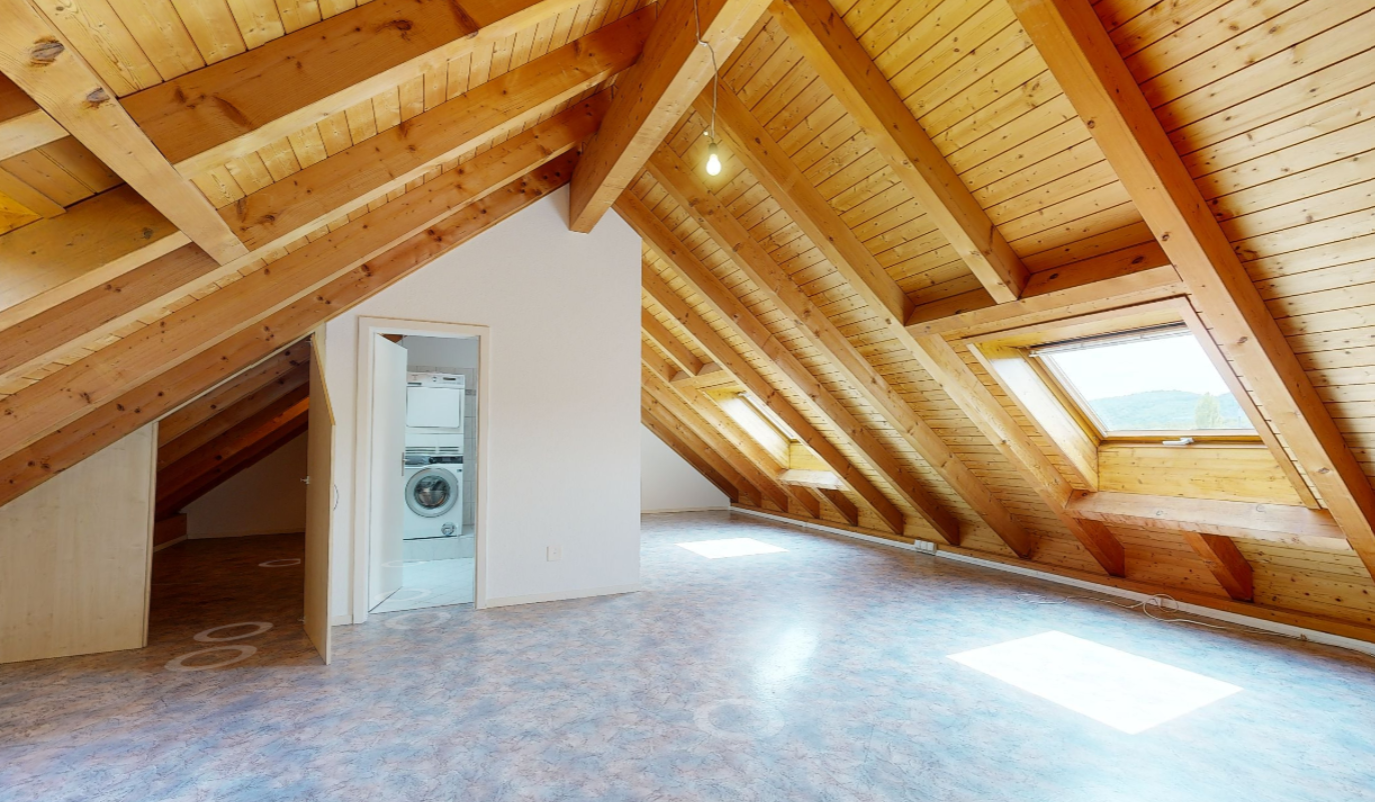 pièce vide avec plafond à poutres, beamed ceiling, plafond cathédrale, cathedral ceiling, et plafond voûté