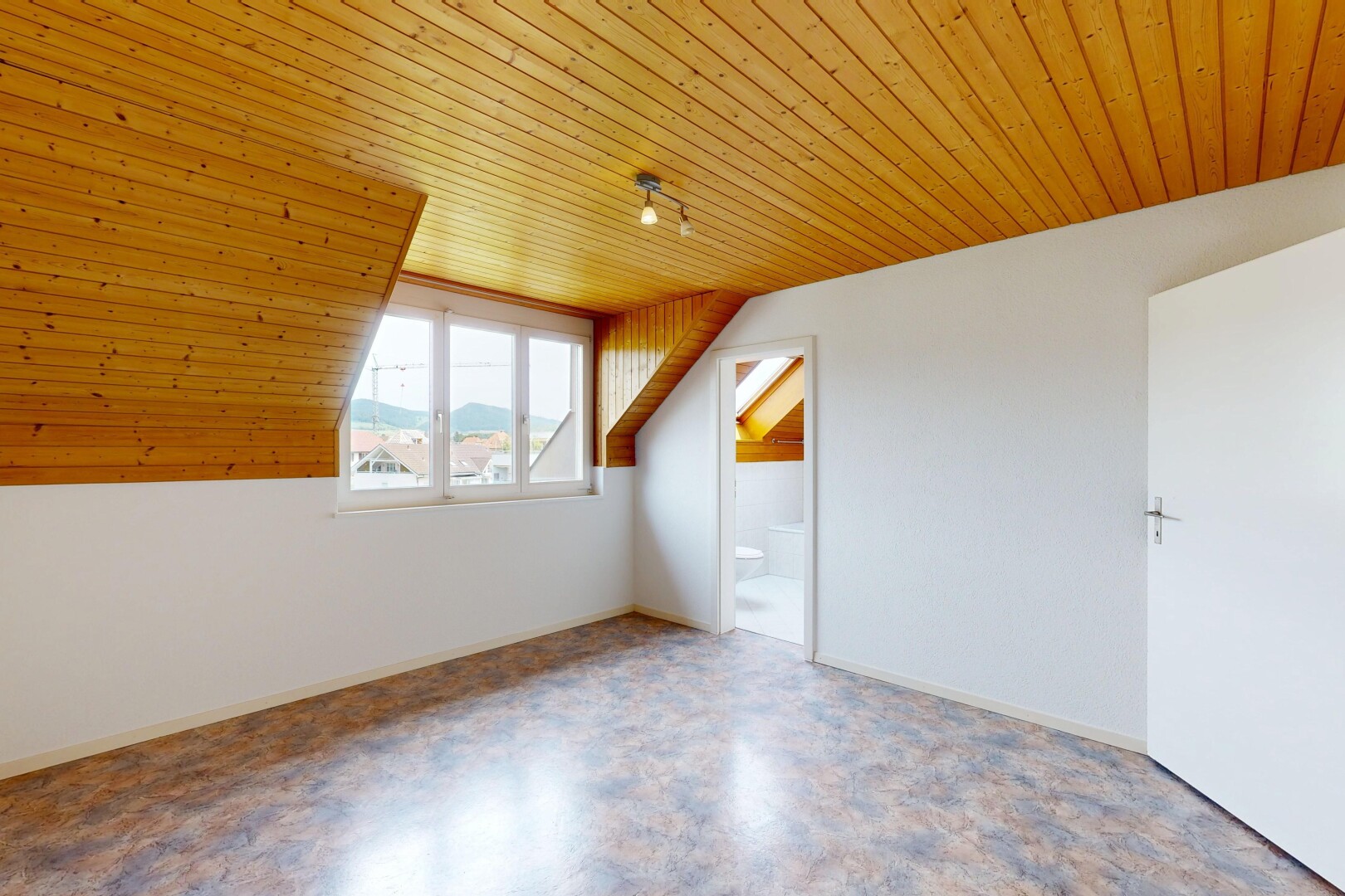 pièce vide avec lumière naturelle, natural light, plafond en bois, wood ceiling, et inside property