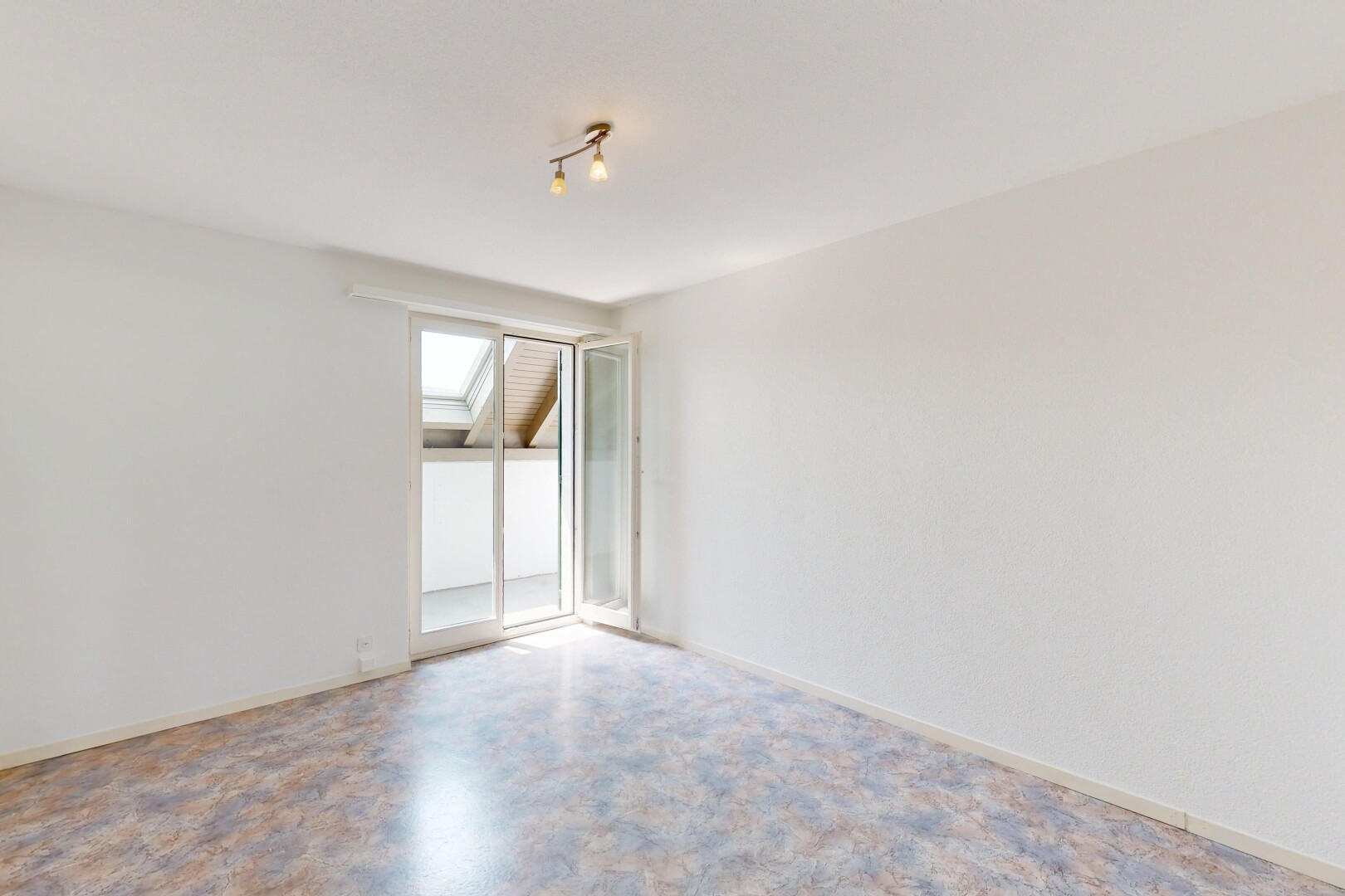 pièce vide avec lumière naturelle, natural light, cloison sèche, drywall, et inside property