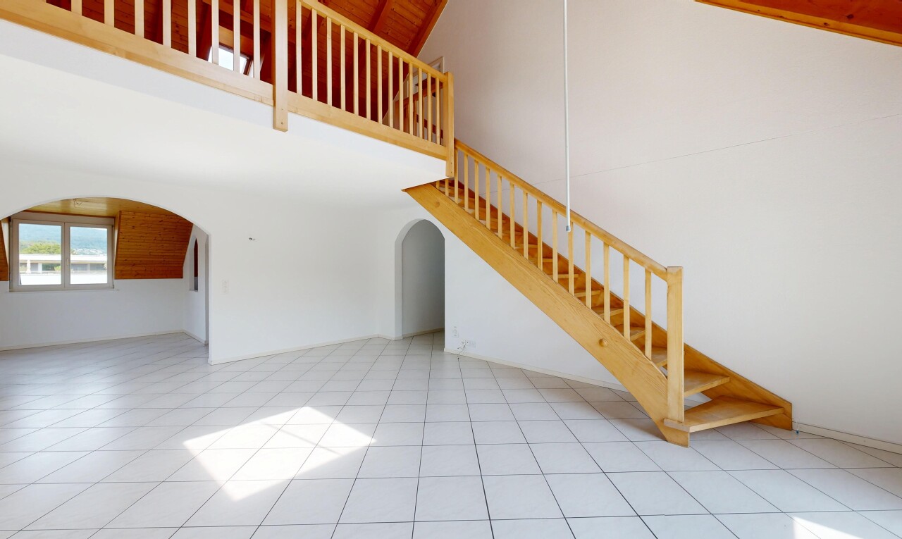 escaliers avec cloison sèche, drywall, plafond haut, high ceiling, et inside property