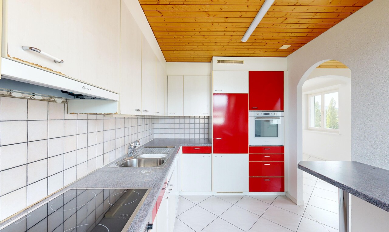 cuisine avec passages en arc, plaque de cuisson, four, inside property, et dosseret