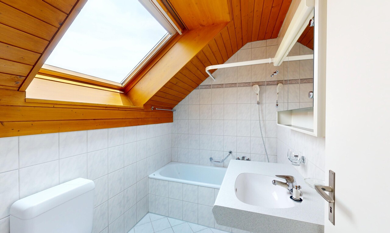 salle de bains avec tile wall, mur en carrelage, wood ceiling, plafond en bois, et tile tub