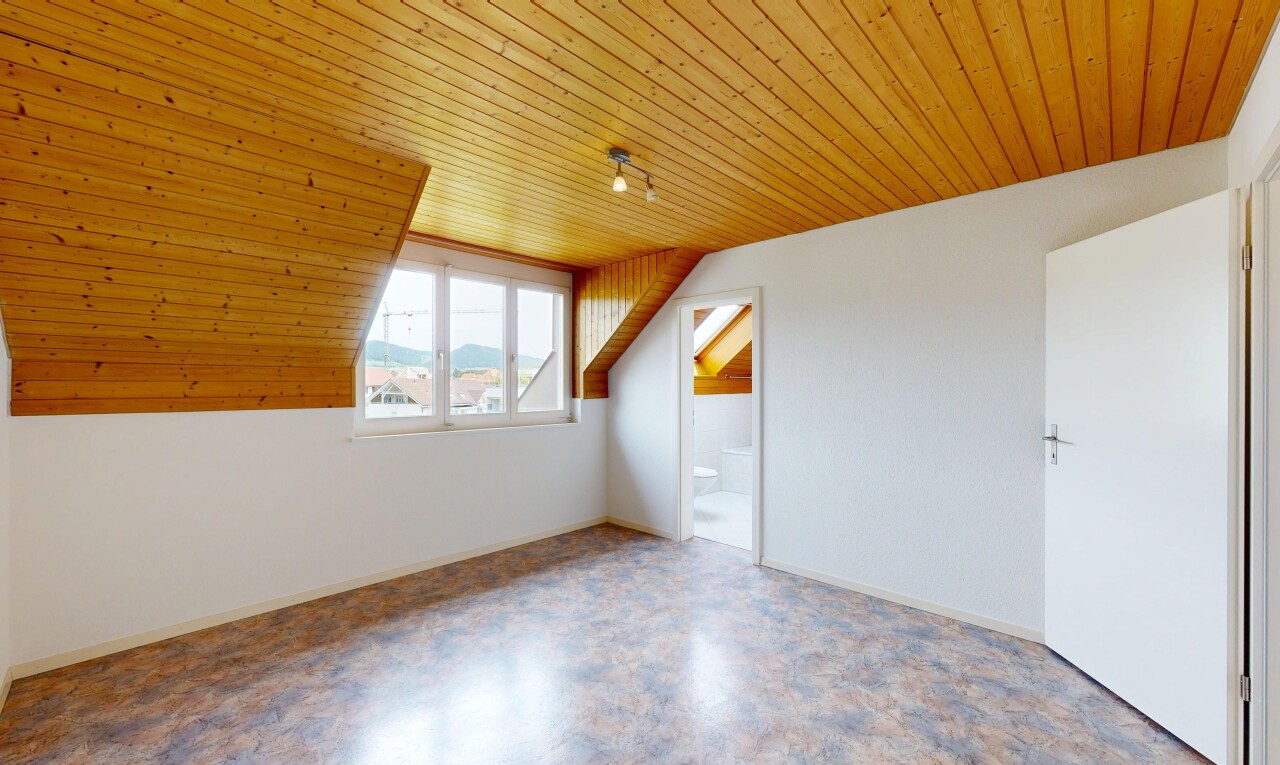 pièce vide avec lumière naturelle, natural light, plafond en bois, wood ceiling, et inside property
