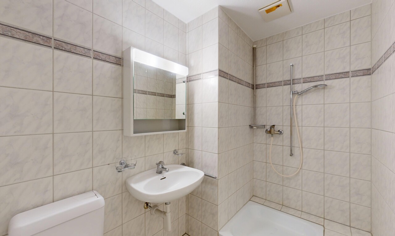 salle de bains avec tile wall, mur en carrelage, inside property, douche, et salle de bain complète