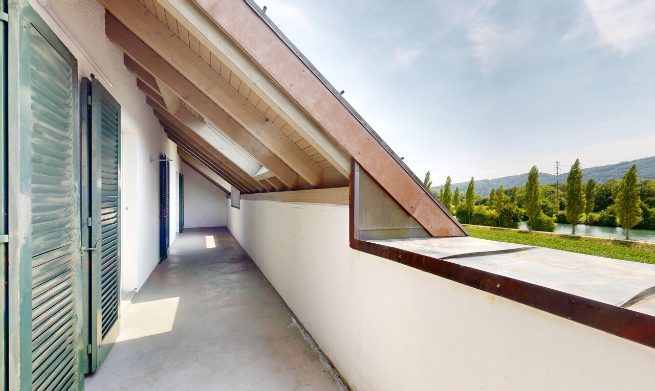 terrasse avec day time, water view, vue sur l'eau, et from property