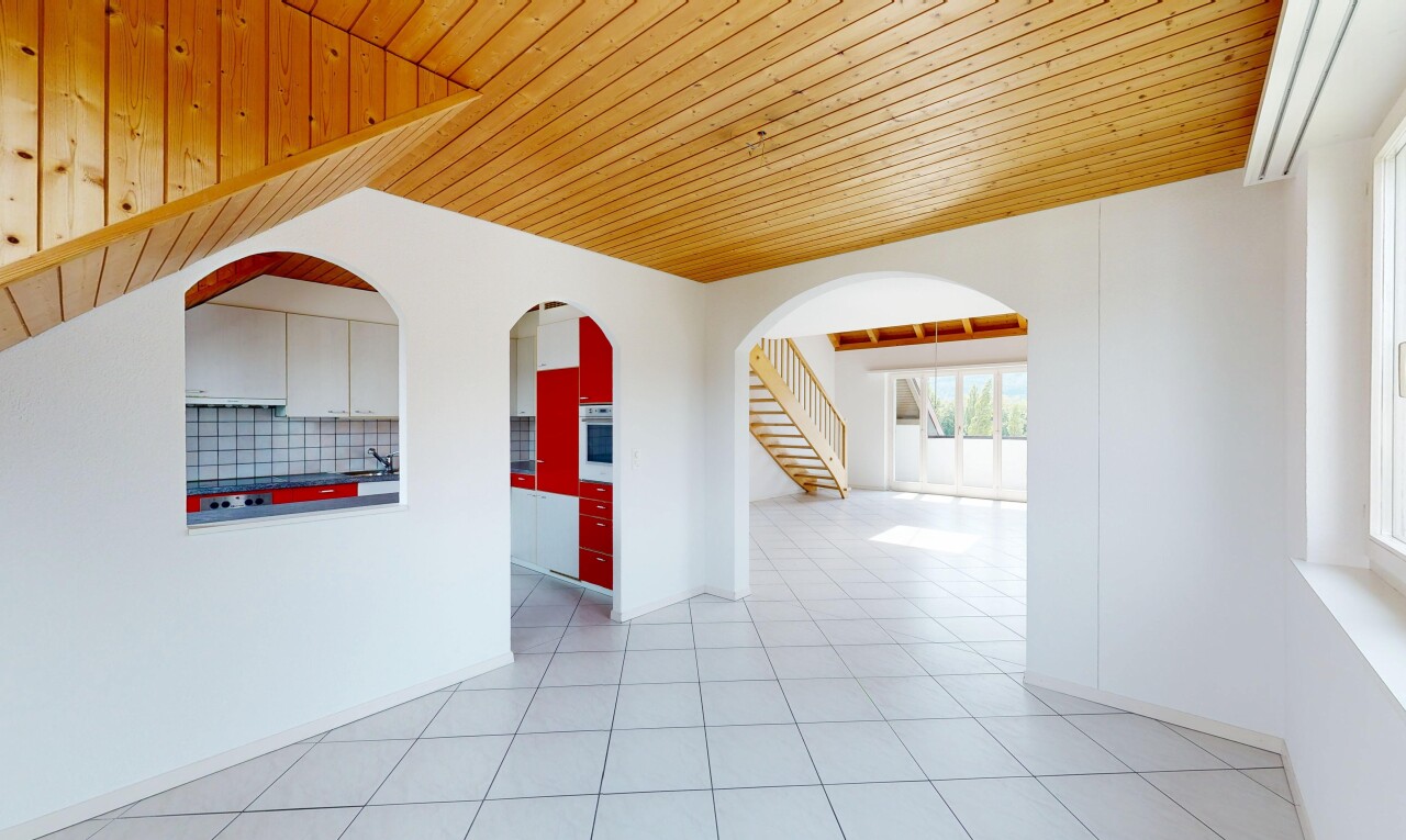 pièce vide avec passages en arc, inside property, escaliers, wood ceiling, et plafond en bois