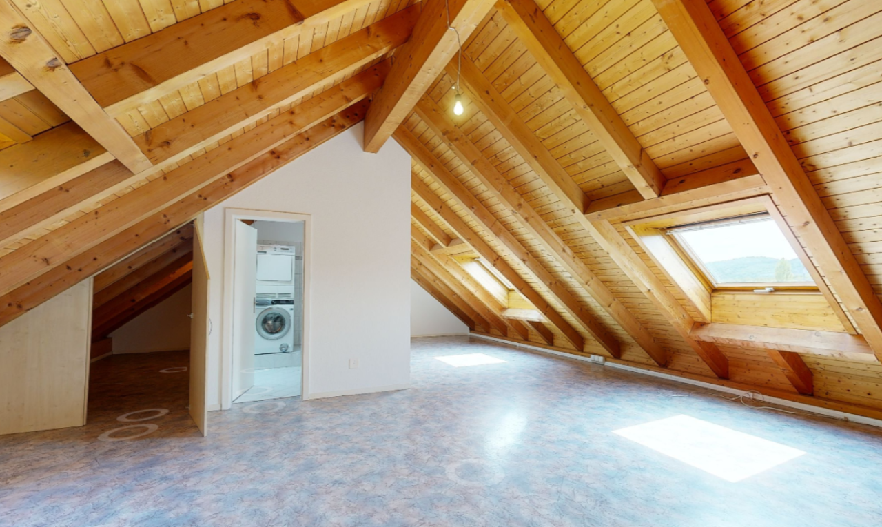 pièce vide avec plafond à poutres, beamed ceiling, plafond cathédrale, cathedral ceiling, et plafond voûté