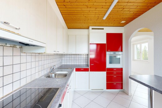 küche mit gewölbte gehwege, herd, ofen, inside property, und küchenrückwand beim herd