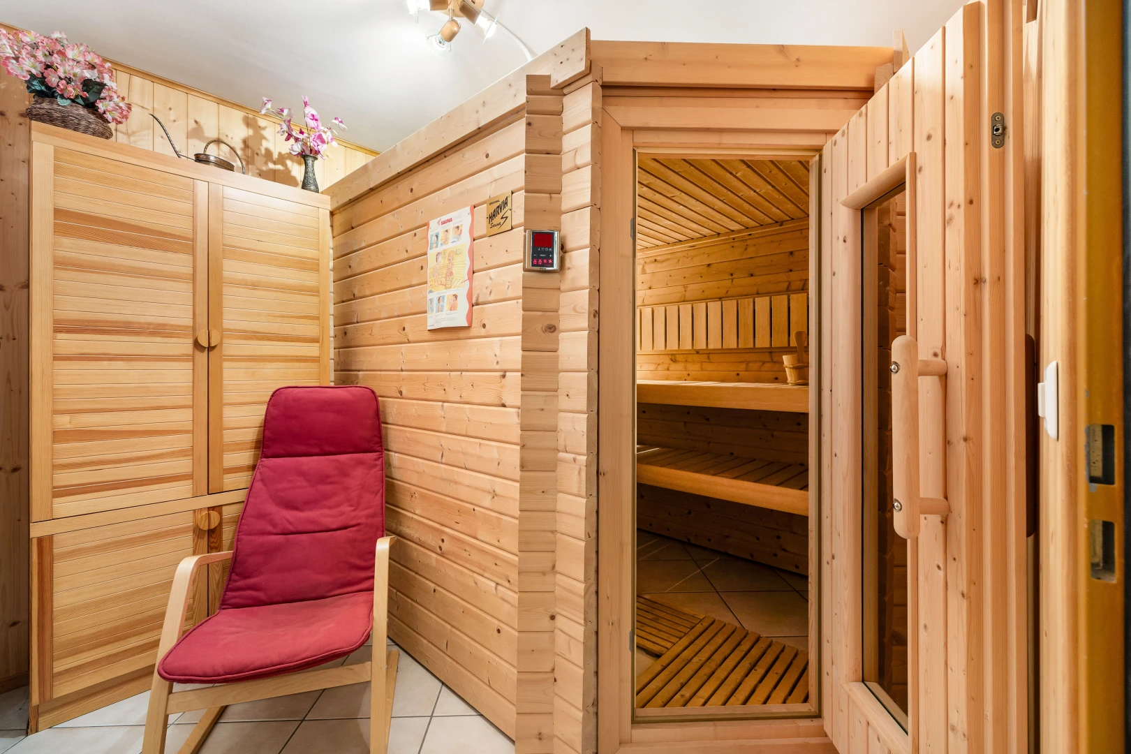 espace intérieur avec mur en bois et carrelage