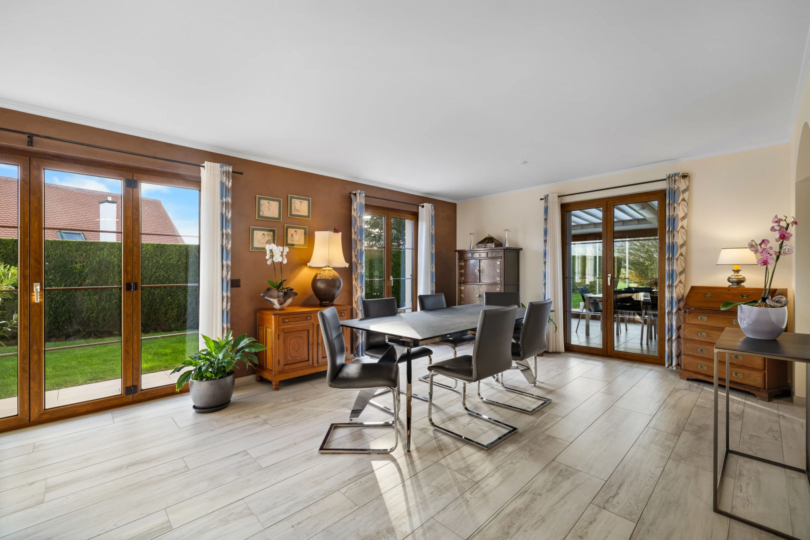 salle à manger avec lumière naturelle, porte-fenêtre, et plancher de bois