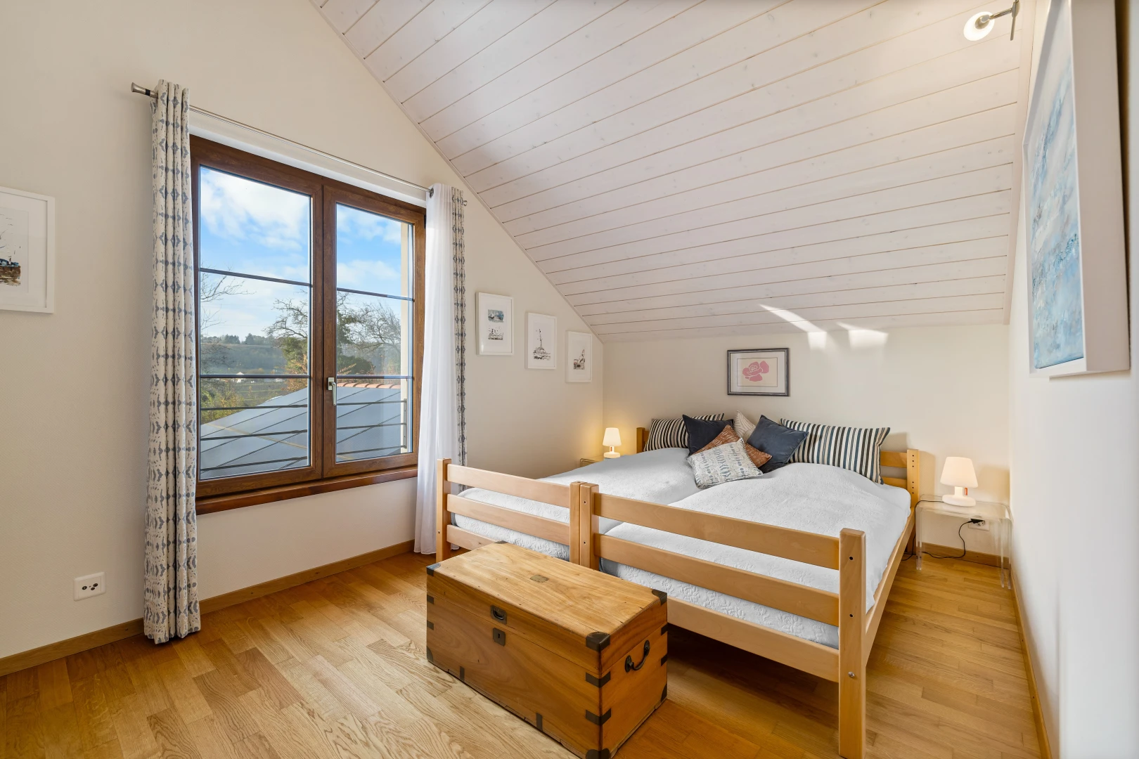 chambre avec lumière naturelle, plafond voûté, plafond de bois, et plancher de bois