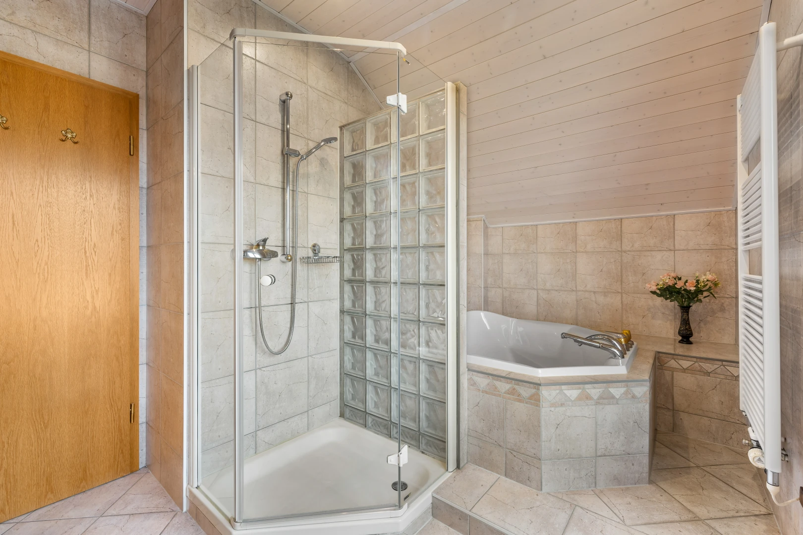 salle de bains avec carrelage, baignoire, plafond voûté, plafond de bois, et douche