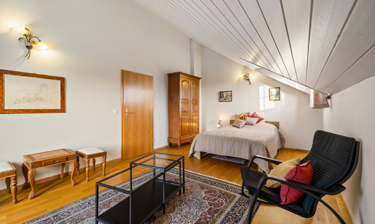 chambre avec plafond voûté, lumière naturelle, plafond de bois, et plancher de bois