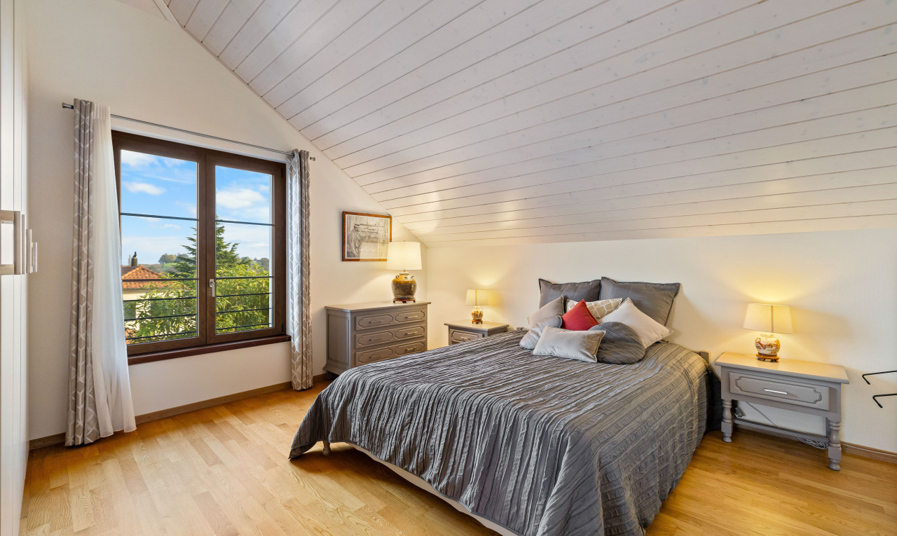 chambre avec lumière naturelle, plancher de bois, plafond bas, plafond voûté, et plafond de bois
