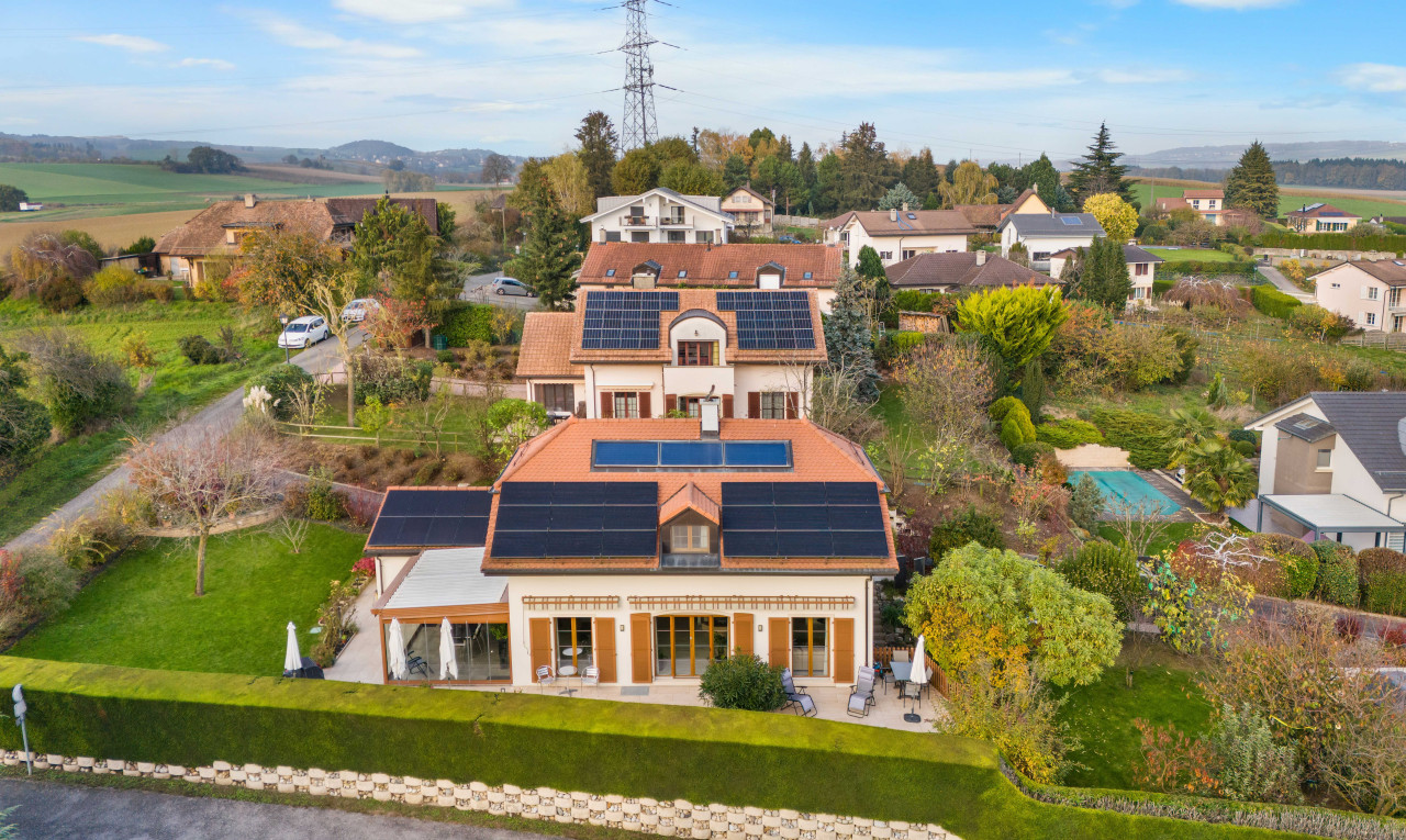 façade avec vue sur lignes à haute tension, panneaux solaires, vue résidentielle, patio, et pelouse