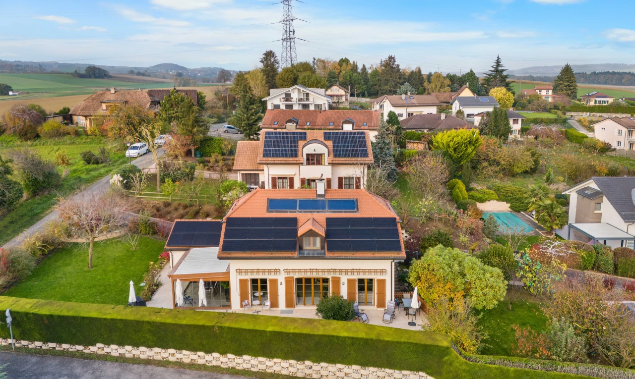 façade avec vue sur lignes à haute tension, panneaux solaires, vue résidentielle, patio, et pelouse