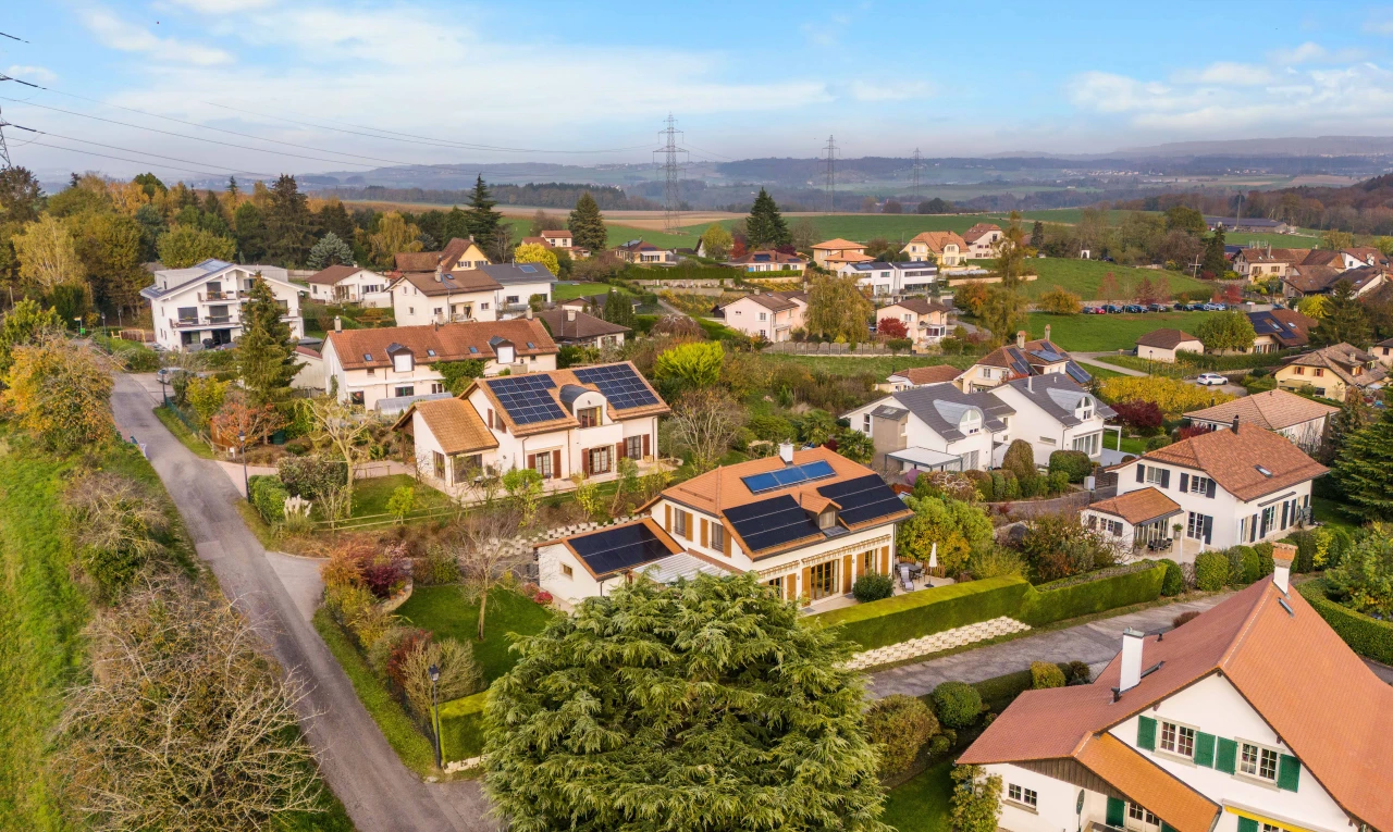 espace extérieur avec vue sur lignes à haute tension et vue résidentielle