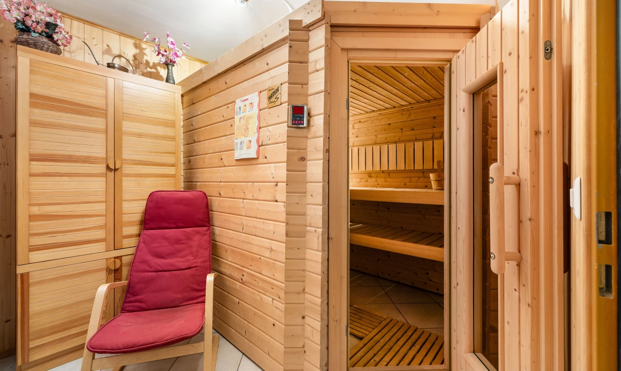 espace intérieur avec mur en bois et carrelage