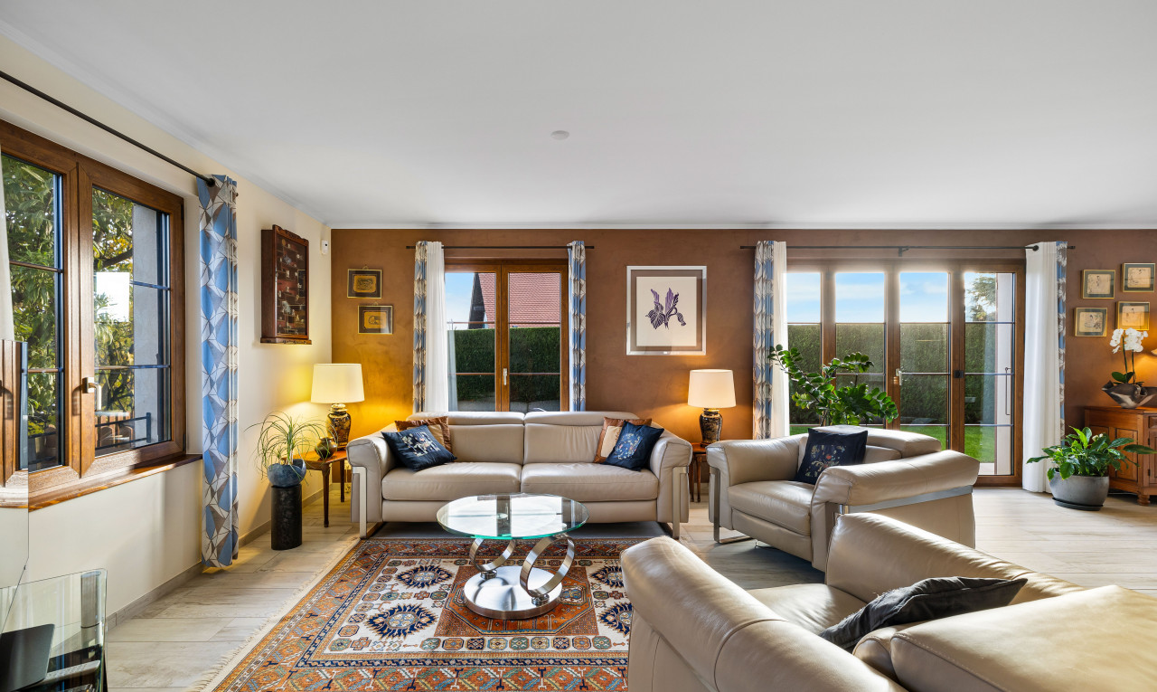 wohnzimmer mit natürliches licht und parkettboden