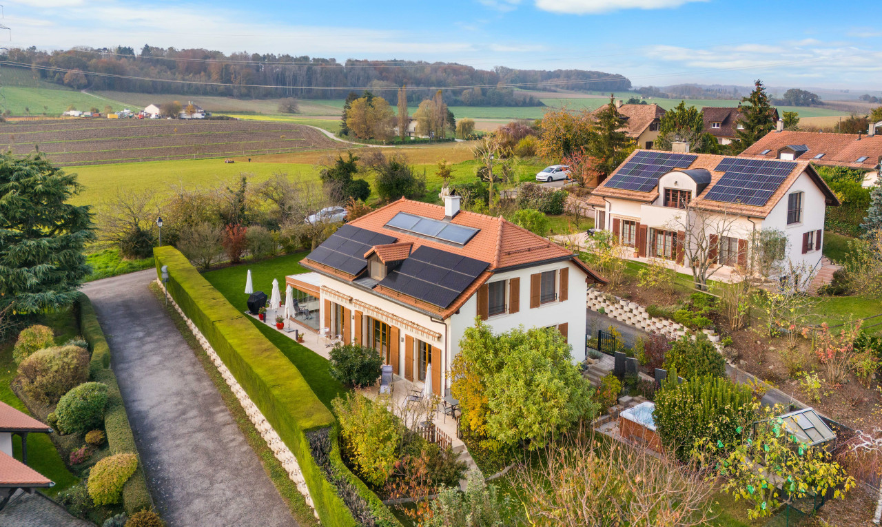 außenansicht mit ländliche aussicht und solaranlage