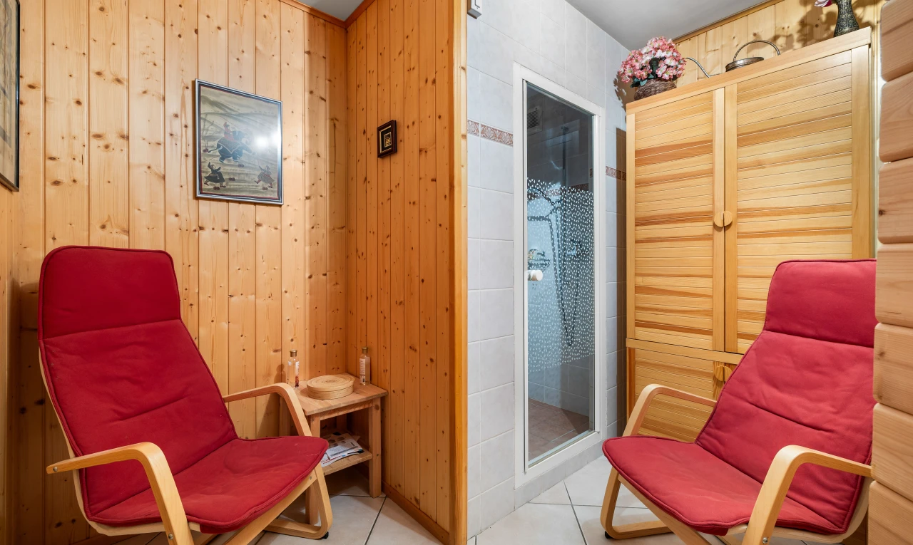 espace intérieur avec mur en bois et carrelage