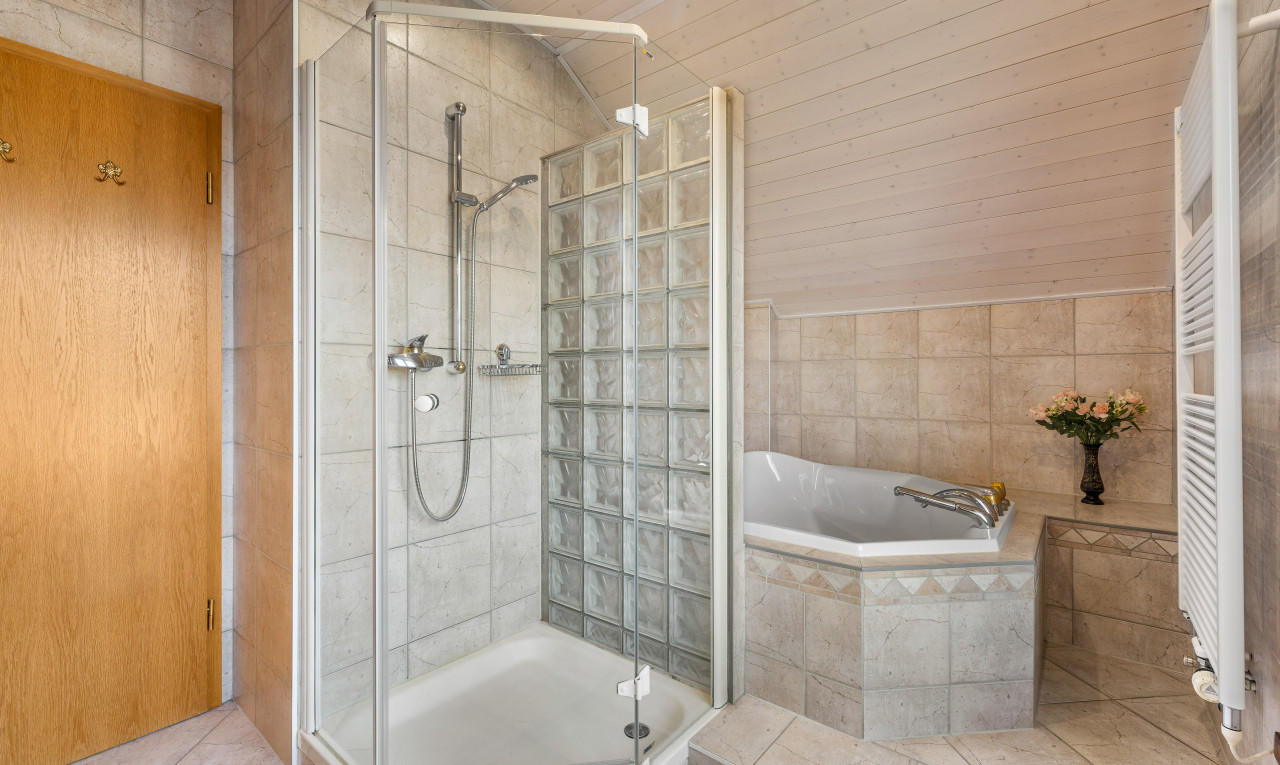 salle de bains avec carrelage, baignoire, plafond voûté, plafond de bois, et douche
