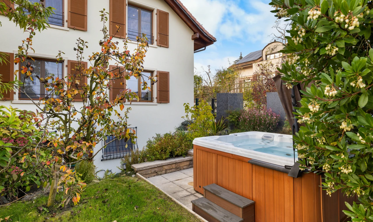 façade avec clôture et jacuzzi
