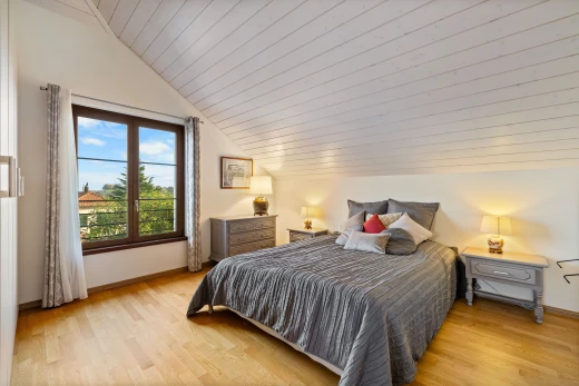 chambre avec lumière naturelle, plancher de bois, plafond bas, plafond voûté, et plafond de bois