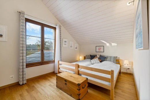 chambre avec lumière naturelle, plafond voûté, plafond de bois, et plancher de bois