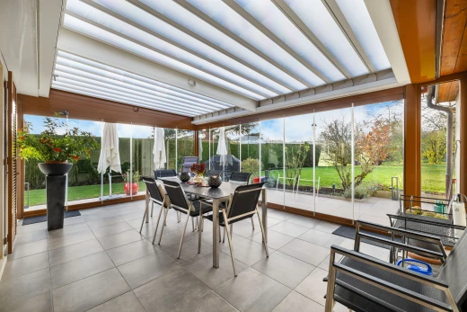 terrasse avec pergola, patio, et pelouse