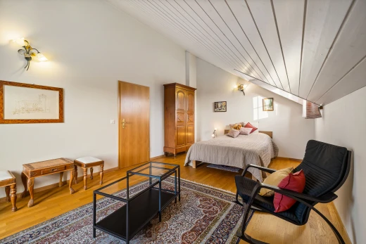 chambre avec plafond voûté, lumière naturelle, plafond de bois, et plancher de bois