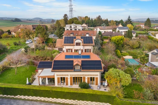 façade avec vue sur lignes à haute tension, panneaux solaires, vue résidentielle, patio, et pelouse