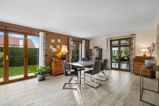 salle à manger avec lumière naturelle, porte-fenêtre, et plancher de bois