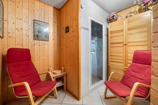 espace intérieur avec mur en bois et carrelage