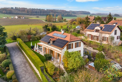 façade avec panneaux solaires et vue rurale