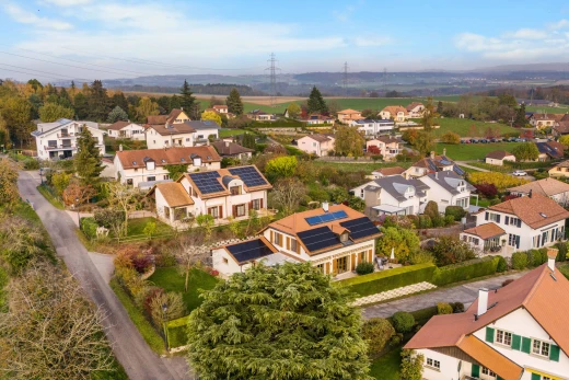 espace extérieur avec vue sur lignes à haute tension et vue résidentielle