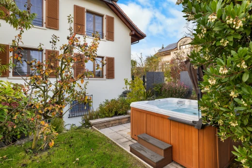 façade avec clôture et jacuzzi