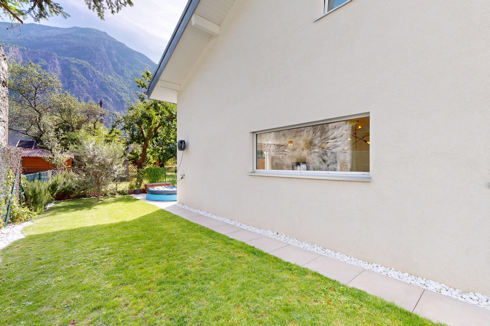 espace extérieur avec mountain view, vue sur la montagne, pelouse, et from property