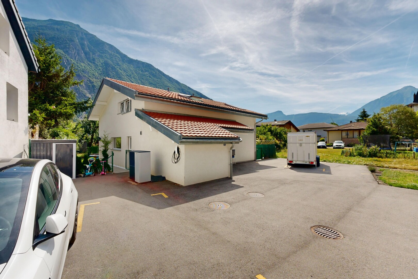 façade avec vue sur la montagne, mountain view, day time, toit en tuiles, et bardage en stuc