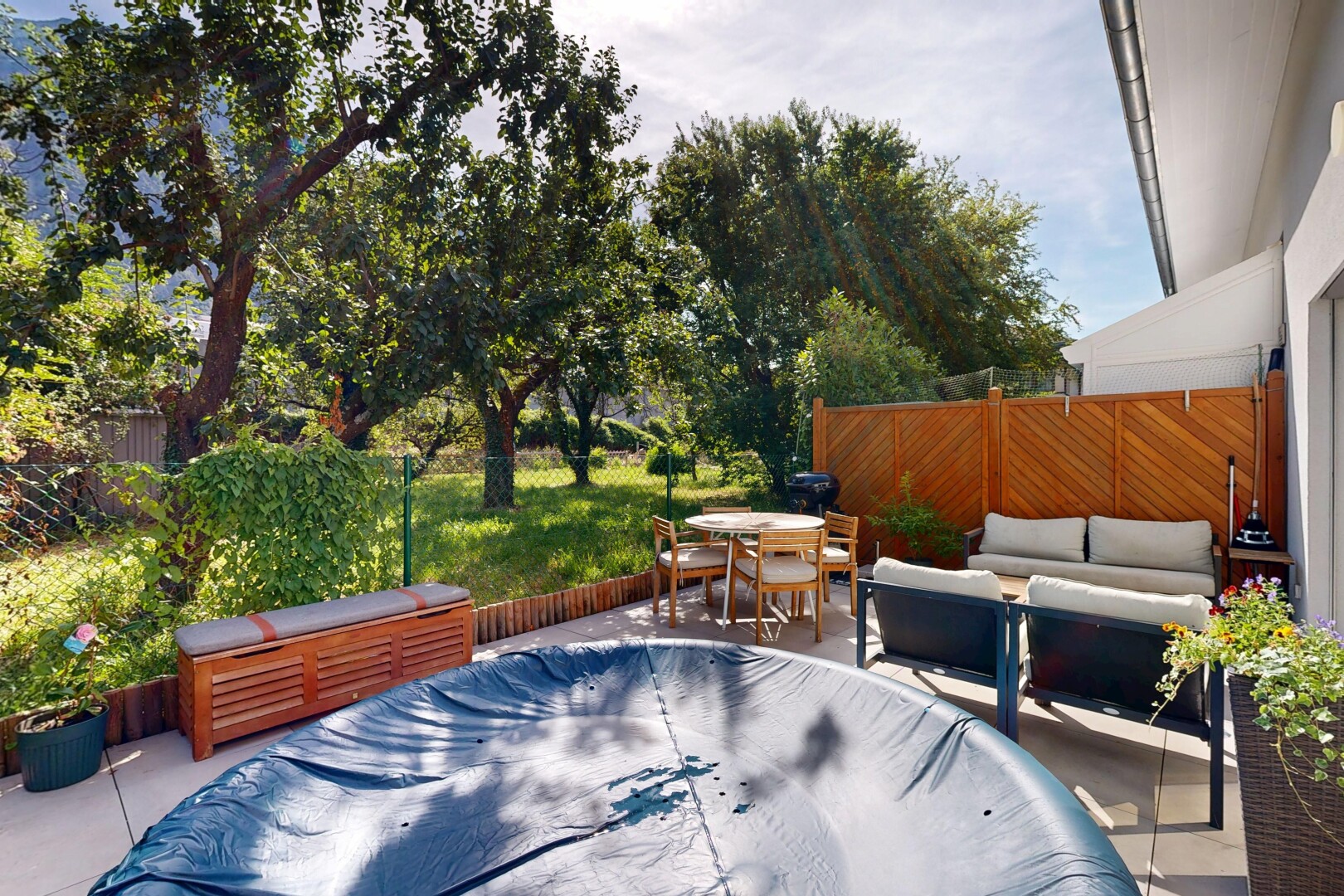 terrasse avec clôture, coin repas extérieur, espace de vie extérieur, terrasse, et day time