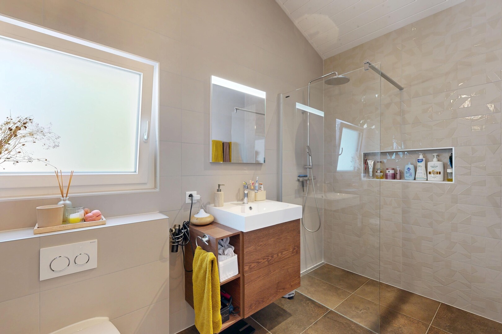salle de bains avec douche, salle de bain complète, lavabo (ou coiffeuse selon le contexte), miroir, et inside property