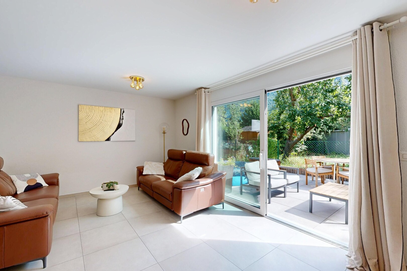 salon avec inside property, cloison sèche, drywall, lumière naturelle, et natural light
