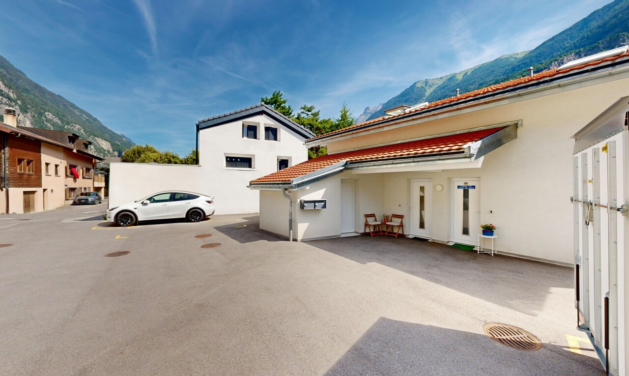 terrasse avec mountain view, vue sur la montagne, day time, et property visible