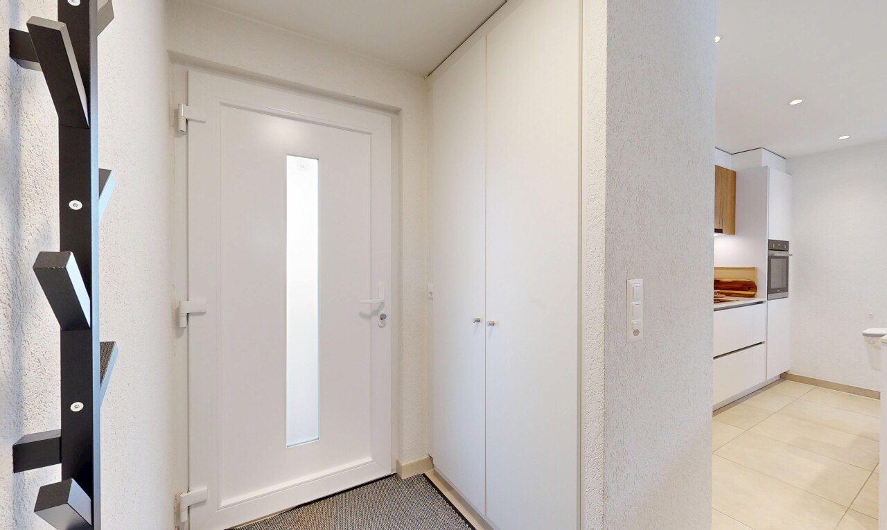 couloir avec inside community, light floor, éclairage encastré, et recessed lighting