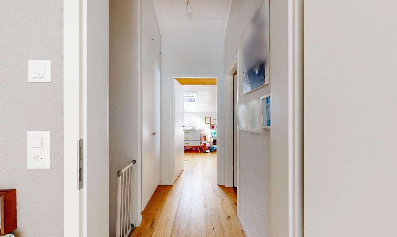 couloir avec sol en finition bois, wood finish floor, cloison sèche, drywall, et inside property