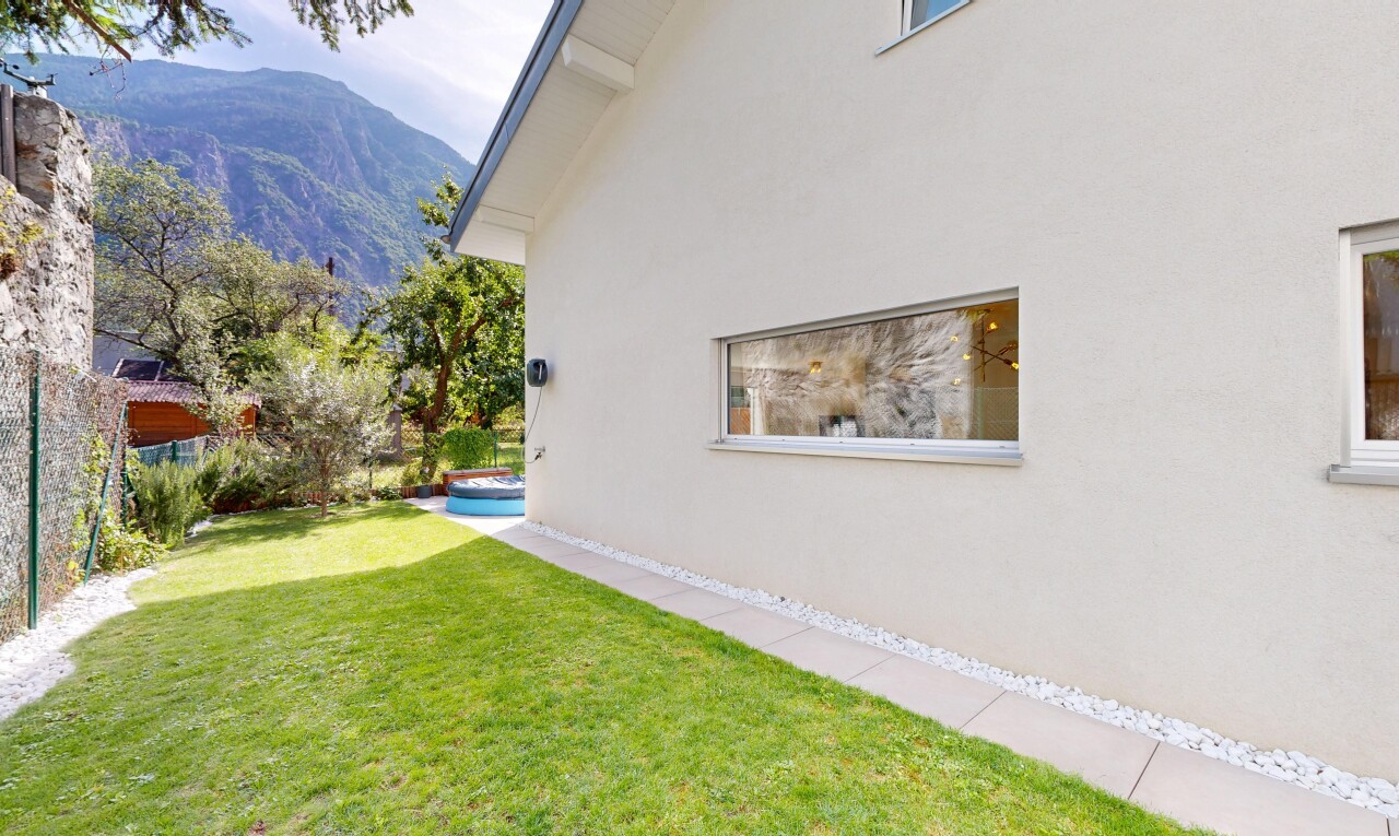 espace extérieur avec mountain view, vue sur la montagne, pelouse, et from property
