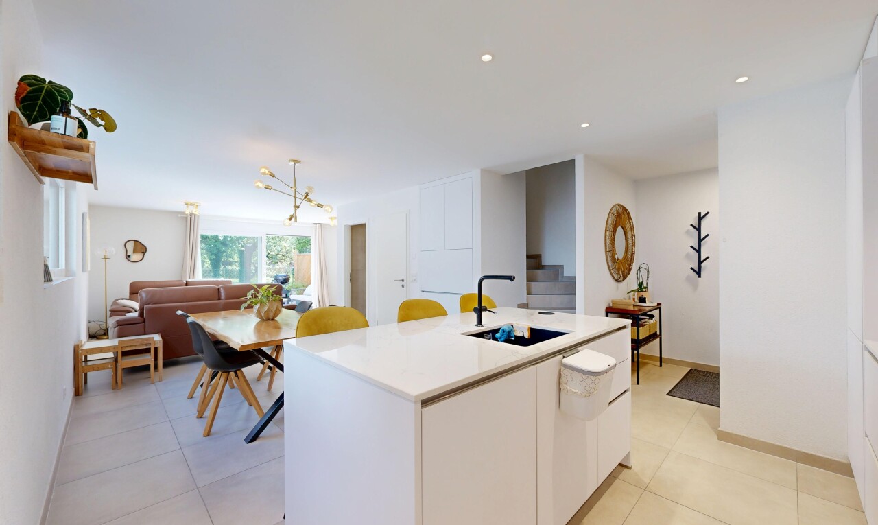 cuisine avec armoires blanches, white cabinets, light countertops, light floor, et îlot de cuisine