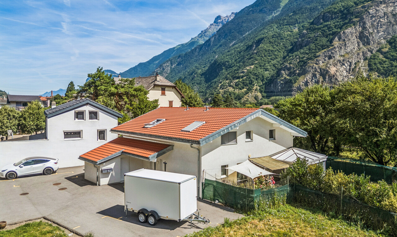 façade avec vue sur la montagne, mountain view, day time, drone view, et clôture