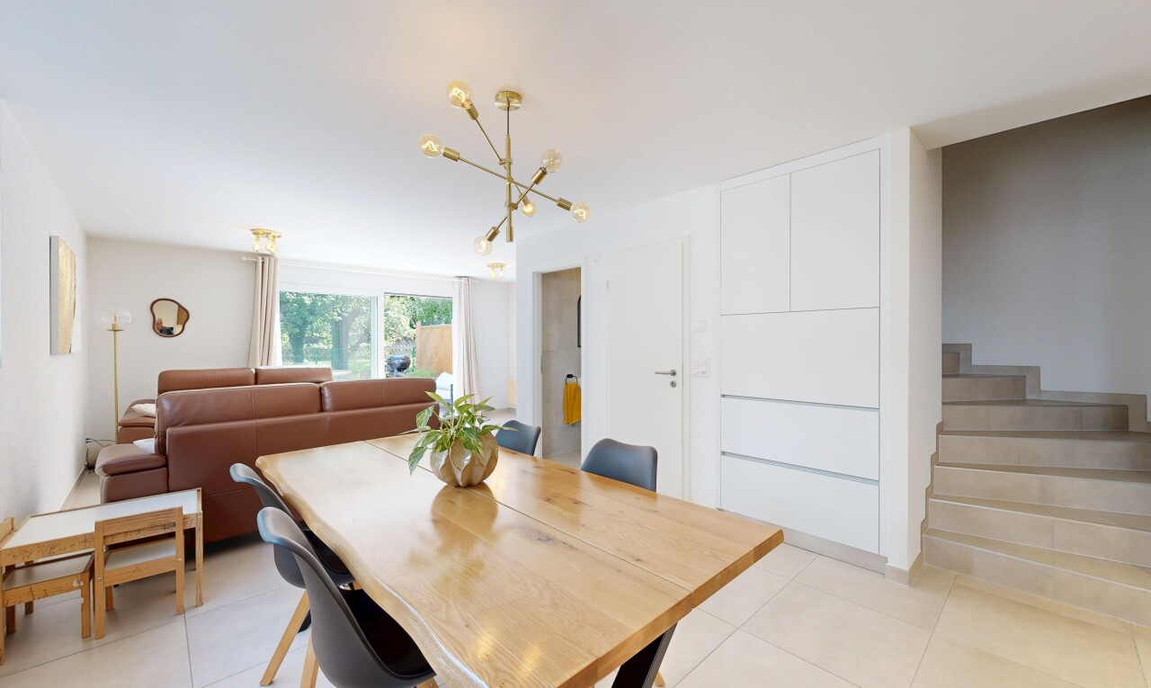 salon / salle à manger avec escaliers, cloison sèche, drywall, light floor, et lumière naturelle